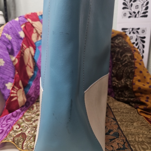 Italian Leathwe Blue and White Tote Bag NWT W. Call Outs, See Pics - Picture 4 of 8